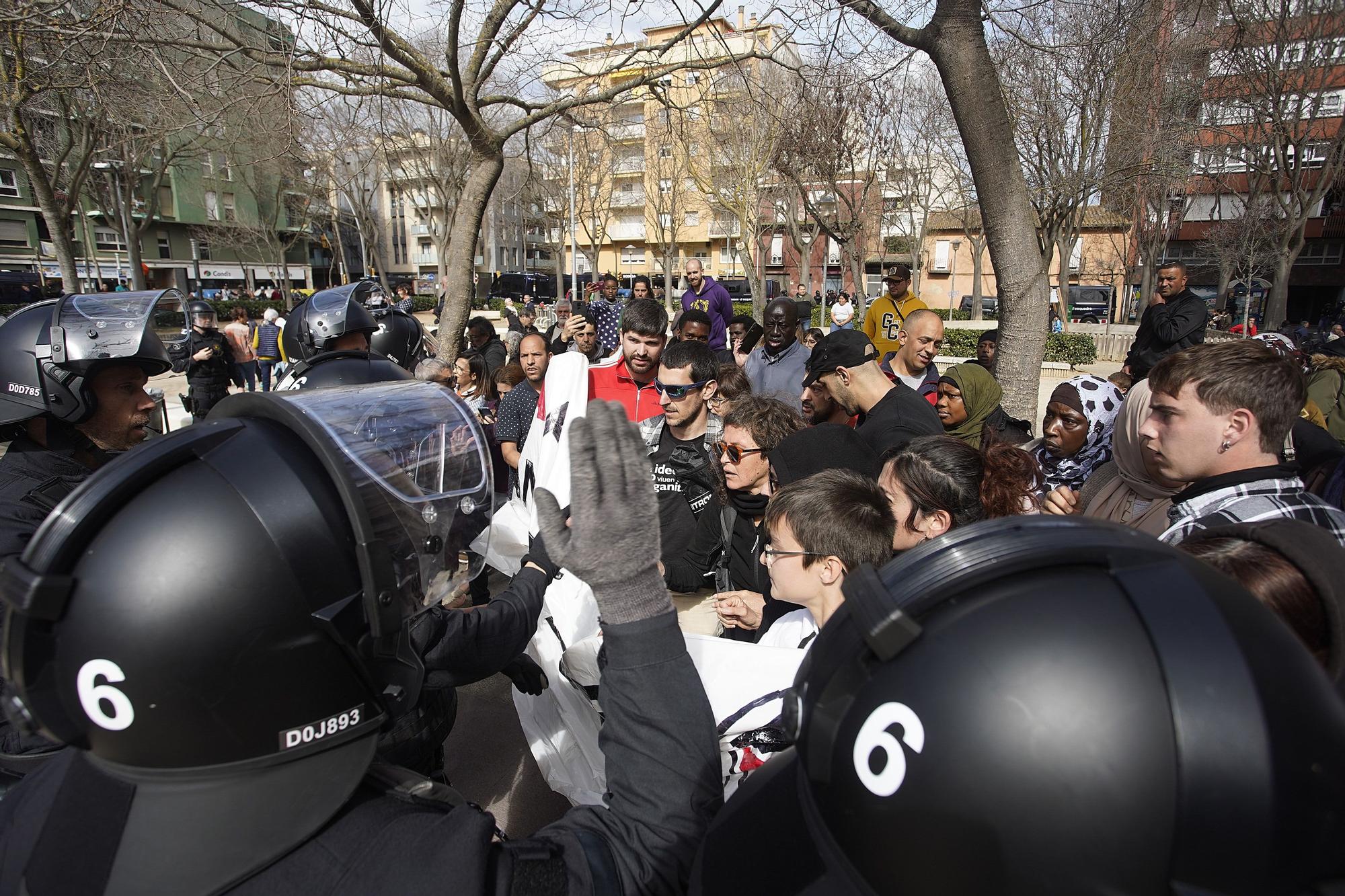 Un centenar de persones es manifesten contra un acte electoral de VOX a Girona