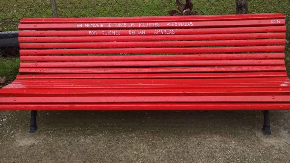 “Banco Rojo”, ubicado junto al campo de fútbol de San Cristóbal. | E. P.