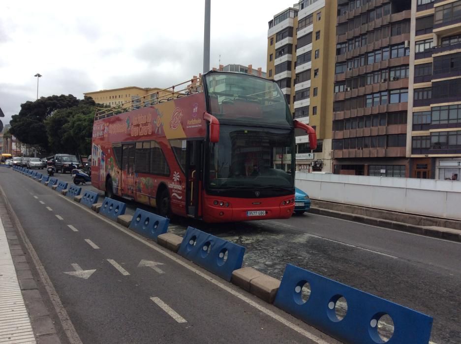 Calentamiento en la guagua turística junto a la Base Naval