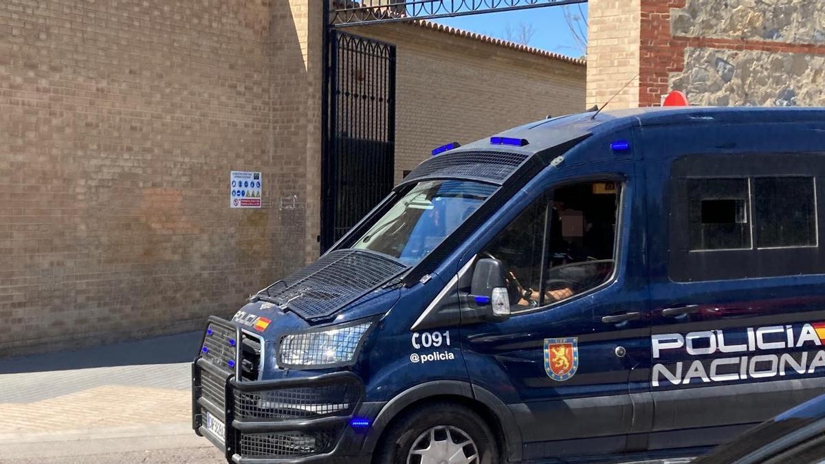 Un furgón de la Policía Nacional a las puertas del cementerio municipal de València durante el entierro del joven asesinado.