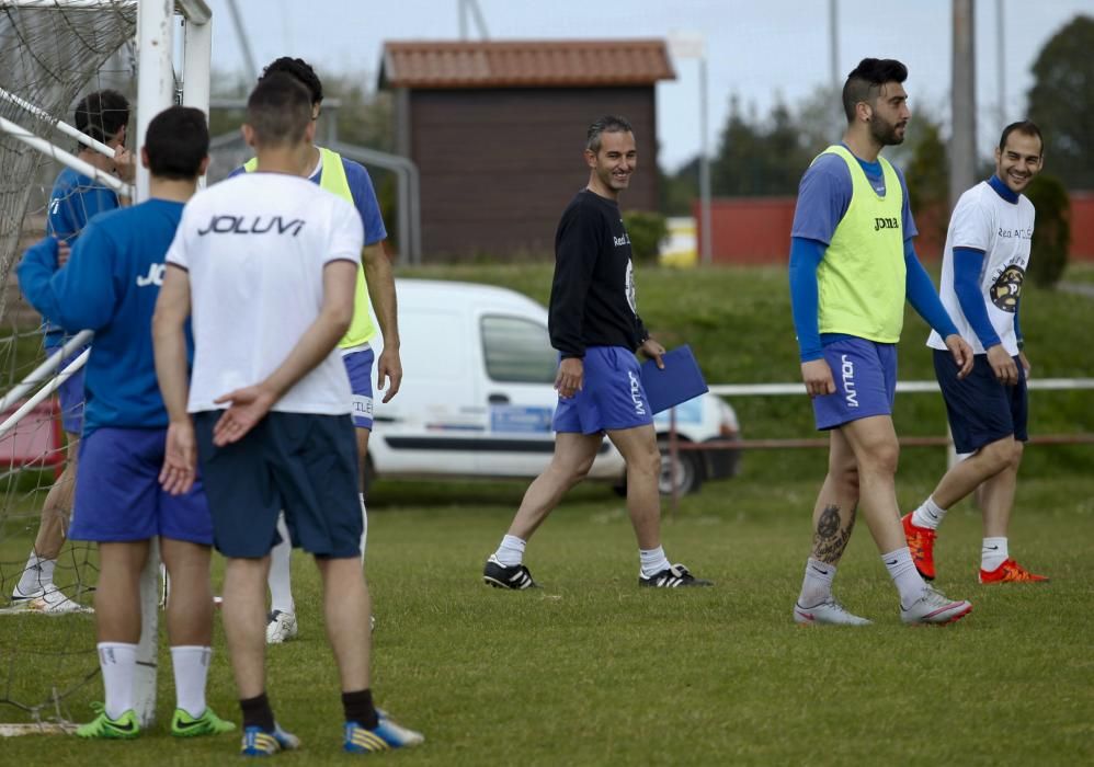 Entrenamiento del Real Avilés en las instalaciones de la escuela de Mareo de Gijón