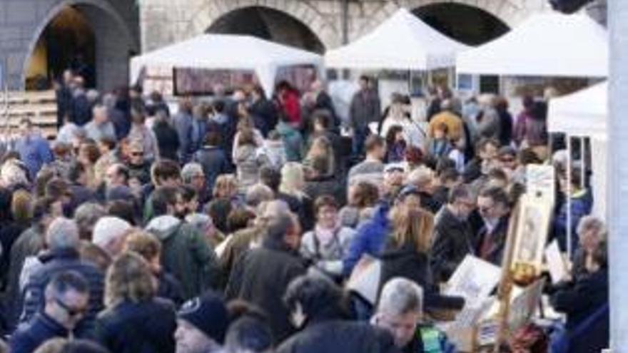 El bon temps omple el centre de Girona per la diada de Tots Sants