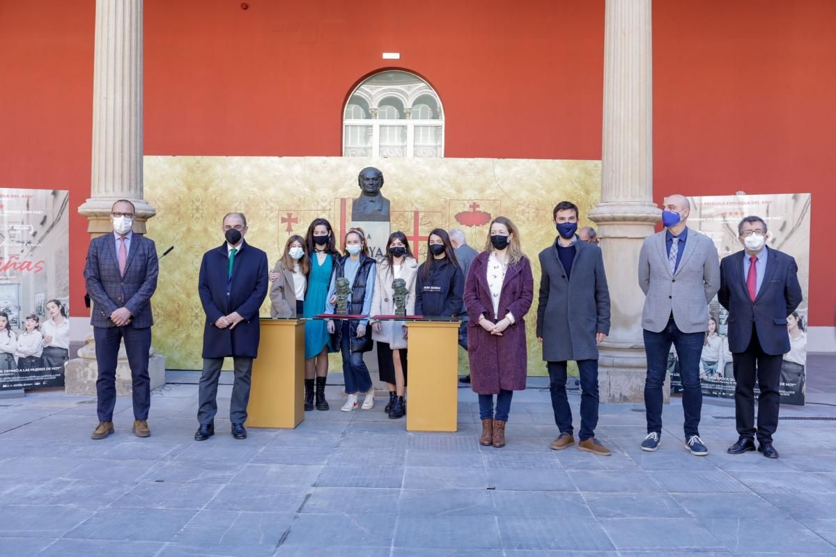 Javier Lambán recibe al equipo de la película 'Las Niñas'