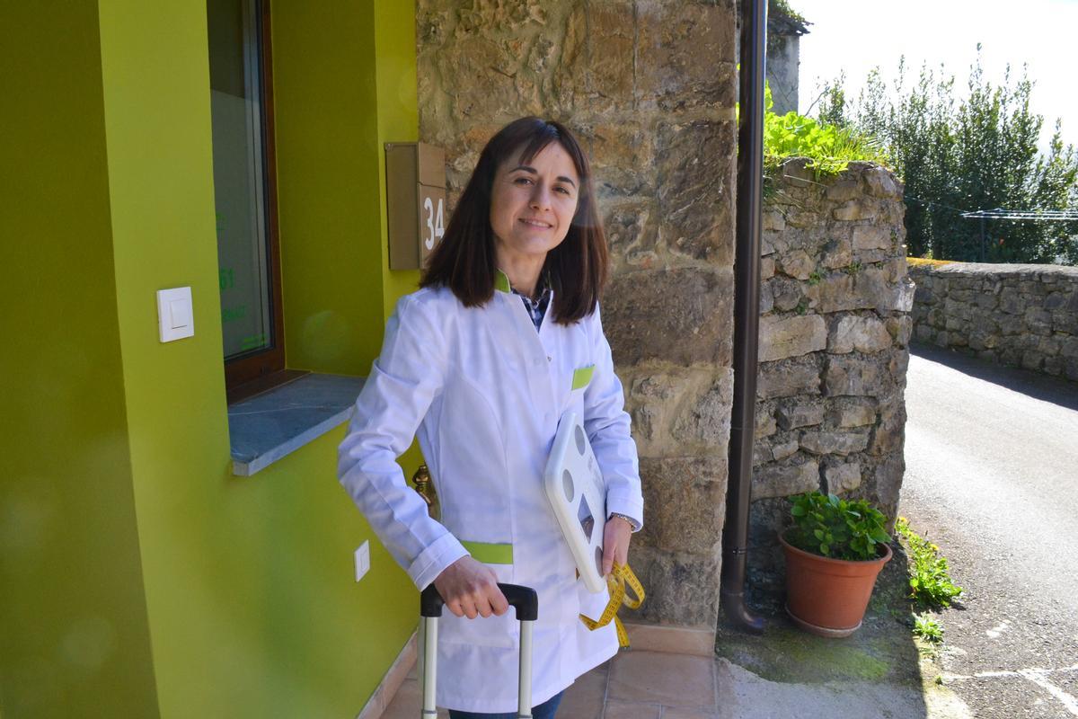 Toñi González, a la entrada del centro de fisioterapia en Caravia donde pasa consulta una vez por semana.