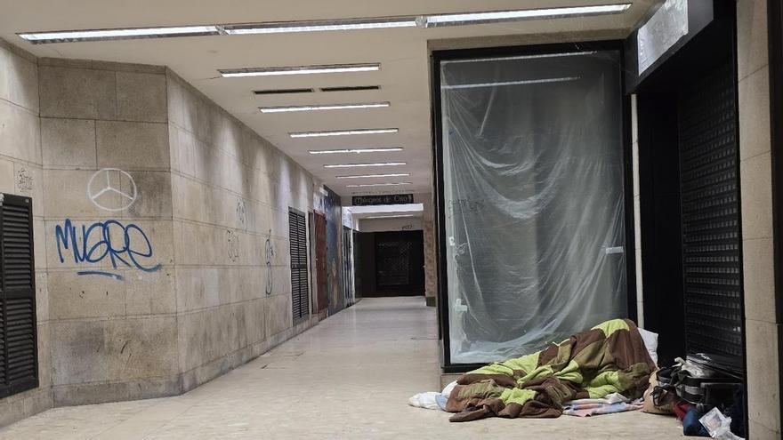 Piden prisión para dos jóvenes que pegaron a una persona sin hogar en Vigo