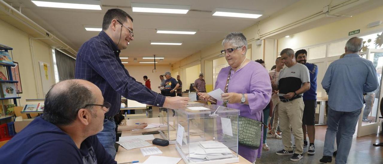 Votaciones en un colegio electoral en Avilés.