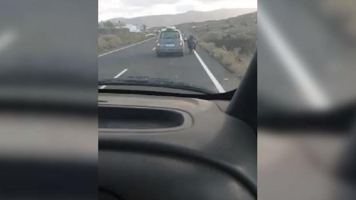 Imprudencia en las carreteras canarias: Circula con un monopatín agarrado a un coche