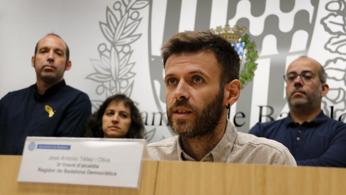 El concejal de Guanyem Badalona en Comú y tercer teniente de alcalde, José Téllez, este martes durante una rueda de prensa donde fue arropado por sus compañeros de gobierno.