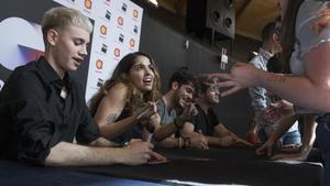 Hugo, Anaju, Rafa y Gèrard, de ’OT 2020’ firmando discos en el FNAC Las Arenas de Barcelona.