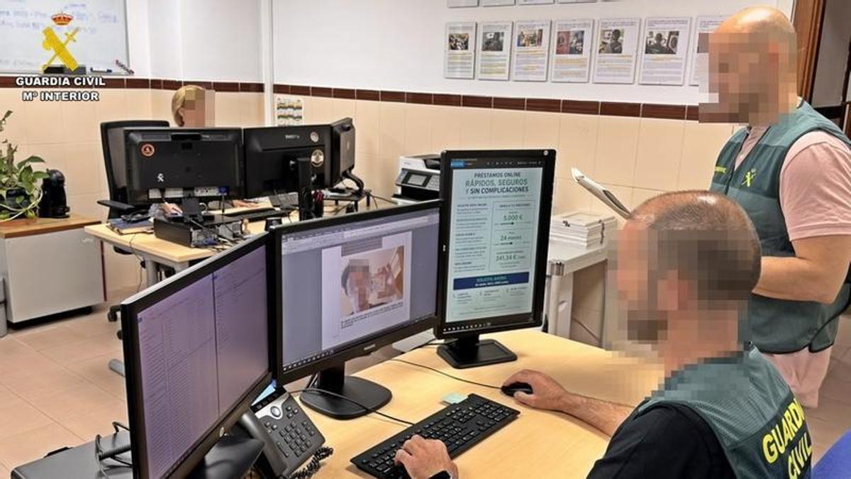 Agentes de la Guardia Civil investigando el caso.