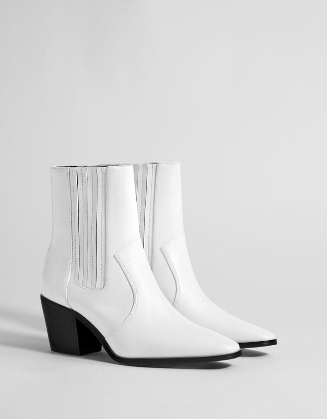 Botines cowboy en color blanco de Bershka