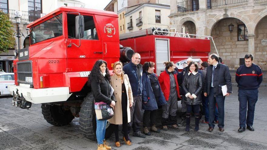 Zamora dona un camión de bomberos a los refugiados de Argelia