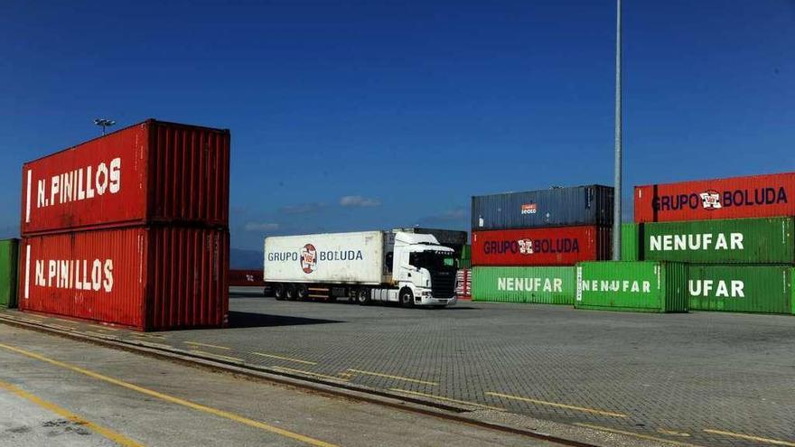 La terminal de contenedores en el Puerto de Vilagarcía. // Iñaki Abella