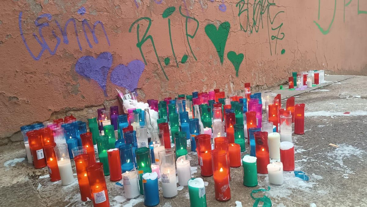 Velas encendidas en un parque del barrio de Collblanc recuerdan a los dos vecinos de L'Hospitalet que fallecieron este martes en Camarasa