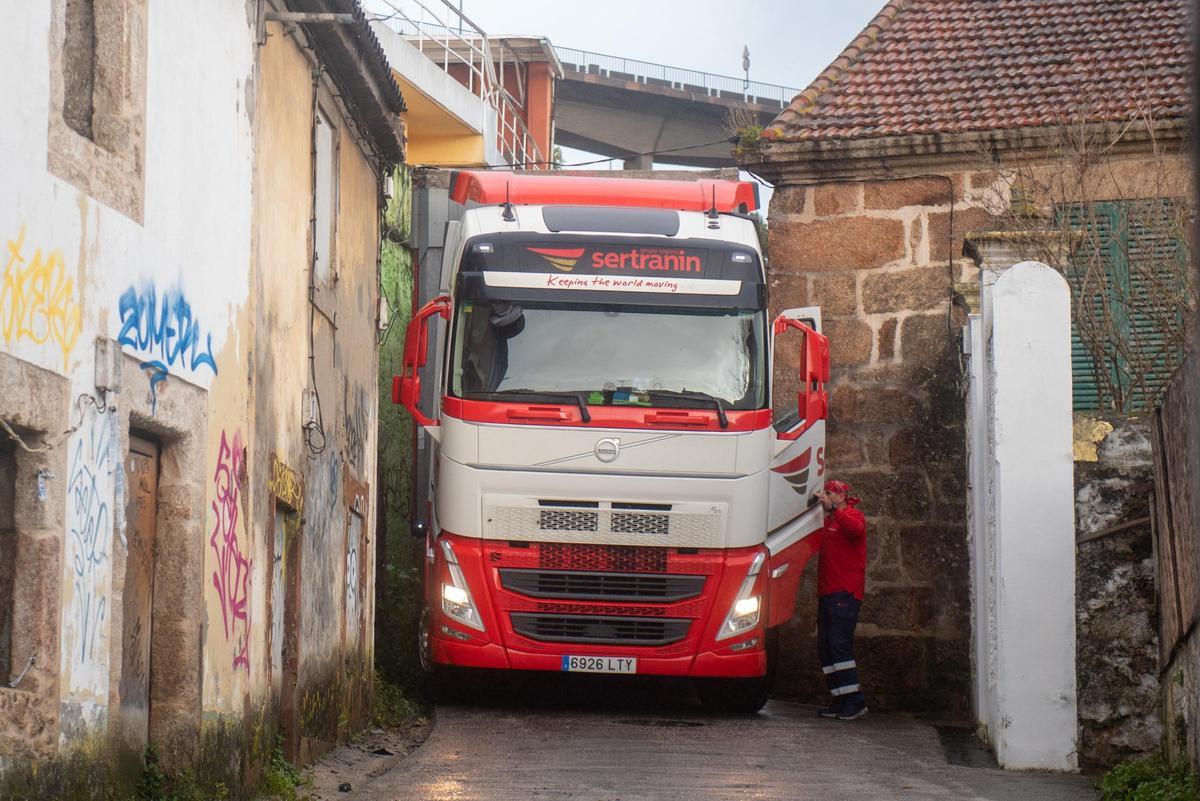 Un tráiler, atascado en As Xubias