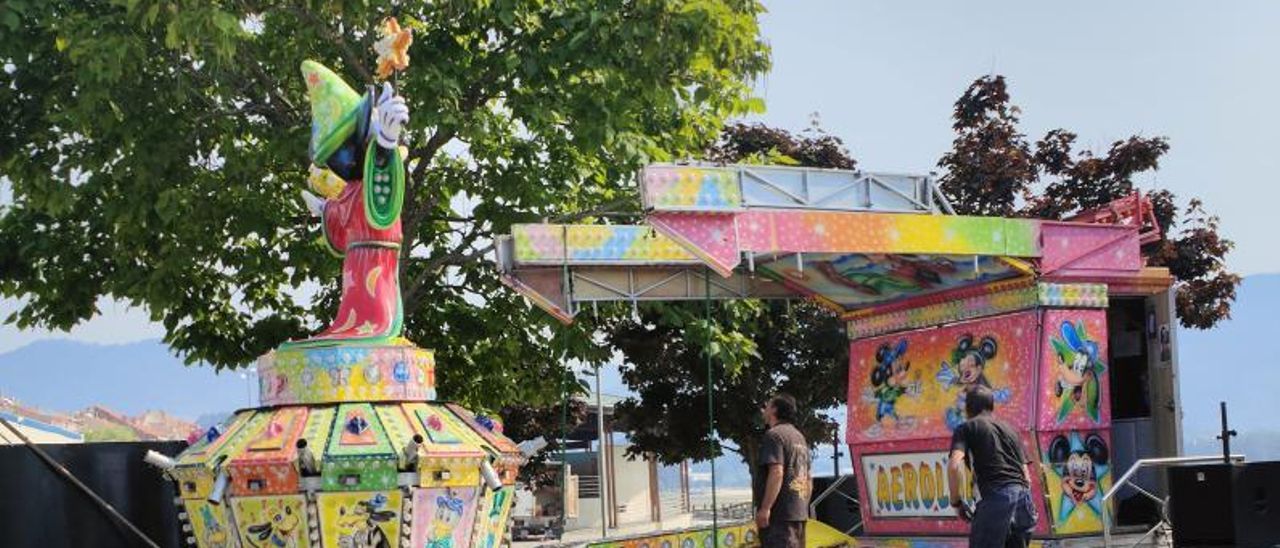 Operarios, ayer por la mañana, durante la instalación de los elementos de juego. |  GONZALO NÚÑEZ