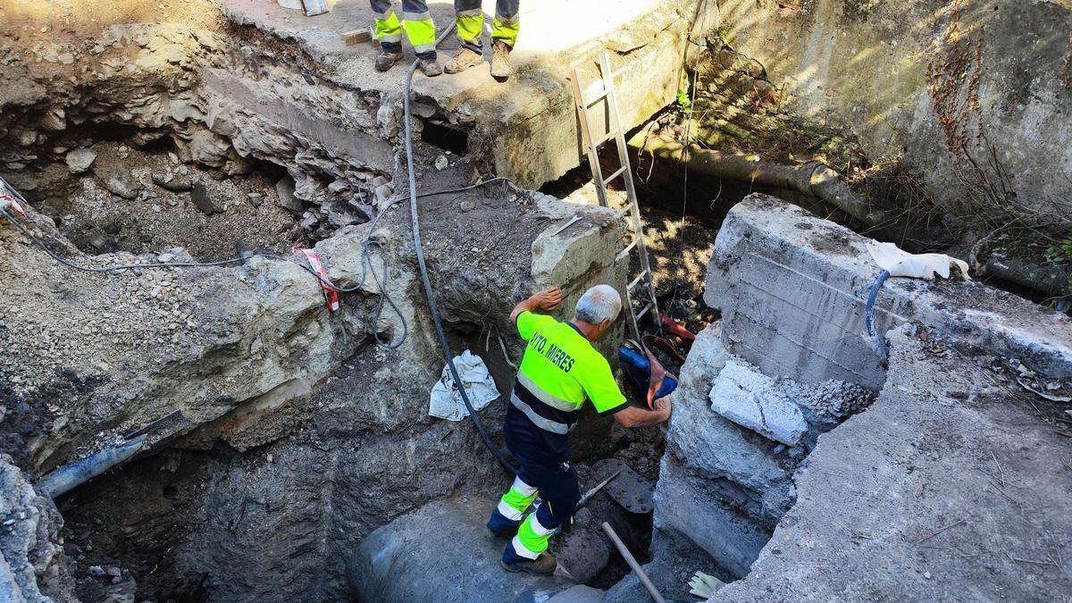 Un operario municipal trabaja en la reparación de una avería de agua. | A. Velasco