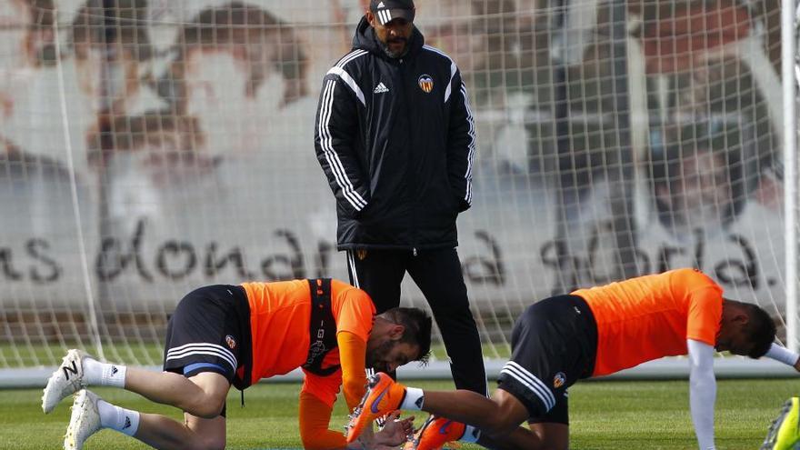 Nuno Espirito Santo supervisa los ejercicios de sus jugadores, ayer en Paterna.