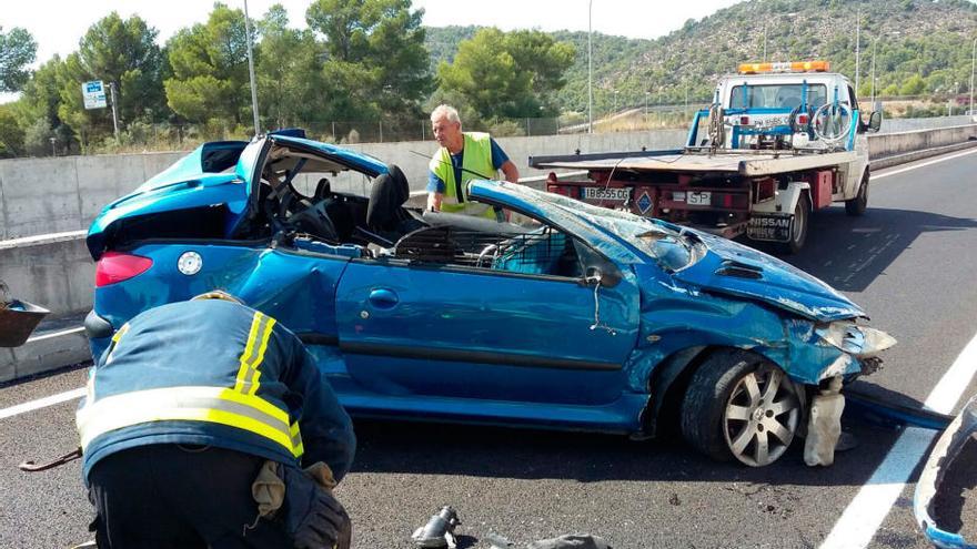 Dos heridos al volcar un coche en la autopista de Andratx