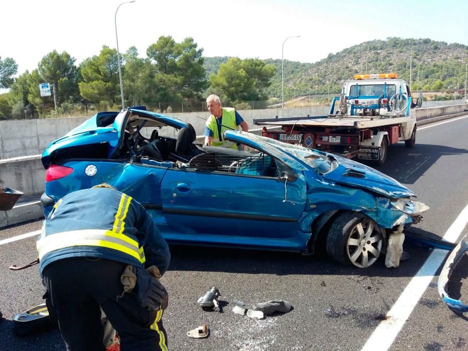 Dos heridos al volcar un coche en la autopista de Andratx