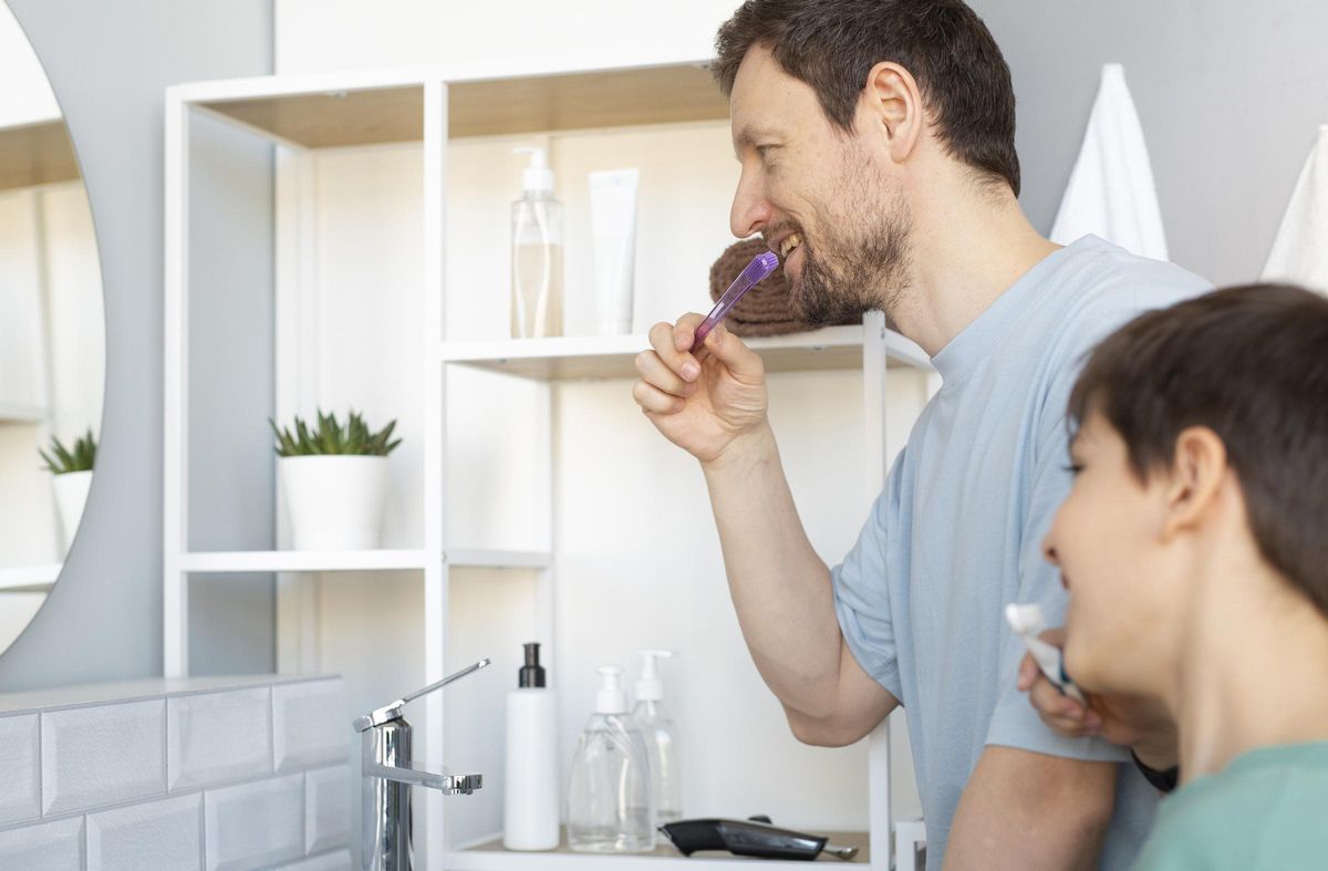 Asegúrate de lavarte los dientes, como mínimo, dos veces al día, por la mañana y antes de acostarte, con pasta dentífrica fluorada.