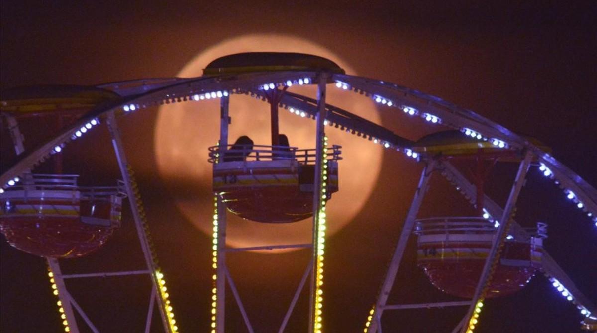 Luna llena en el parque de atracciones de Alabama, Estados Unidos.