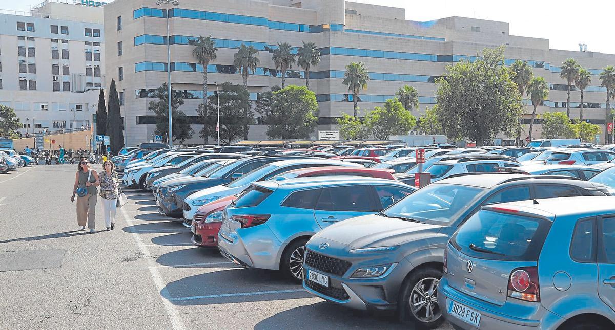 Aparcamiento del hospital Reina Sofía, donde está prevista la instalación de placas solares y la generación de sombra para los usuarios.