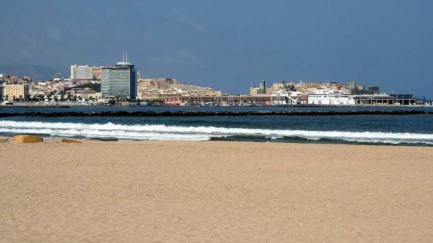 La playa de &quot;La Hípica&quot;, en Melilla, donde apareció el cuerpo de la joven.