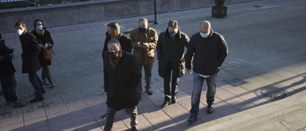 Por la derecha, Juan Carlos Iglesias, Alfredo Canteli, Tomás Fernández y Mino García, con Aníbal Vázquez en primer término, a la entrada de la reunión que mantuvieron con Renfe y el Principado. | Miki López