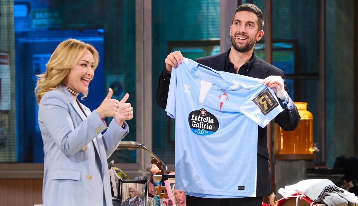 Marián Mouriño le entrega la camiseta conmemorativa de 'La Revuelta' a Broncano