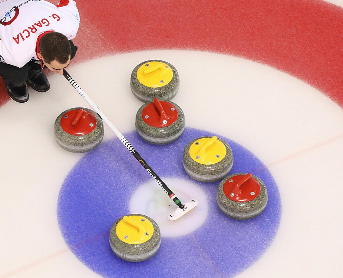 En cada equipo hay cuatro jugadores, que tiran dos piedras cada uno, ocho en total por equipo