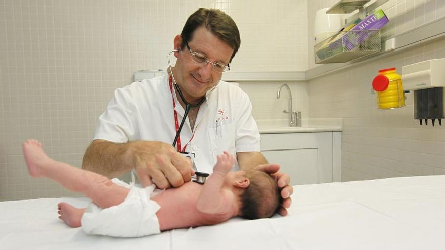 Un pediatra revisa a un bebé.