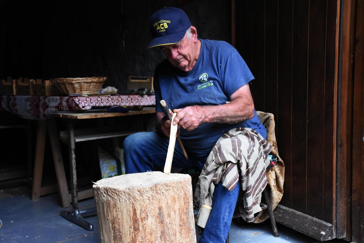 Miguel Clemente trabaja en su taller de Nerín.