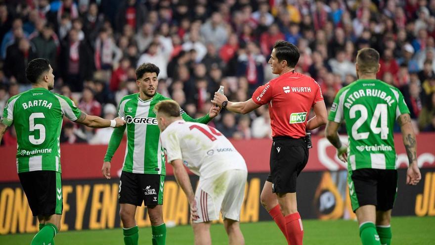 El Sevilla - Betis ha tenido que ser suspendido por lanzamiento de objetos.