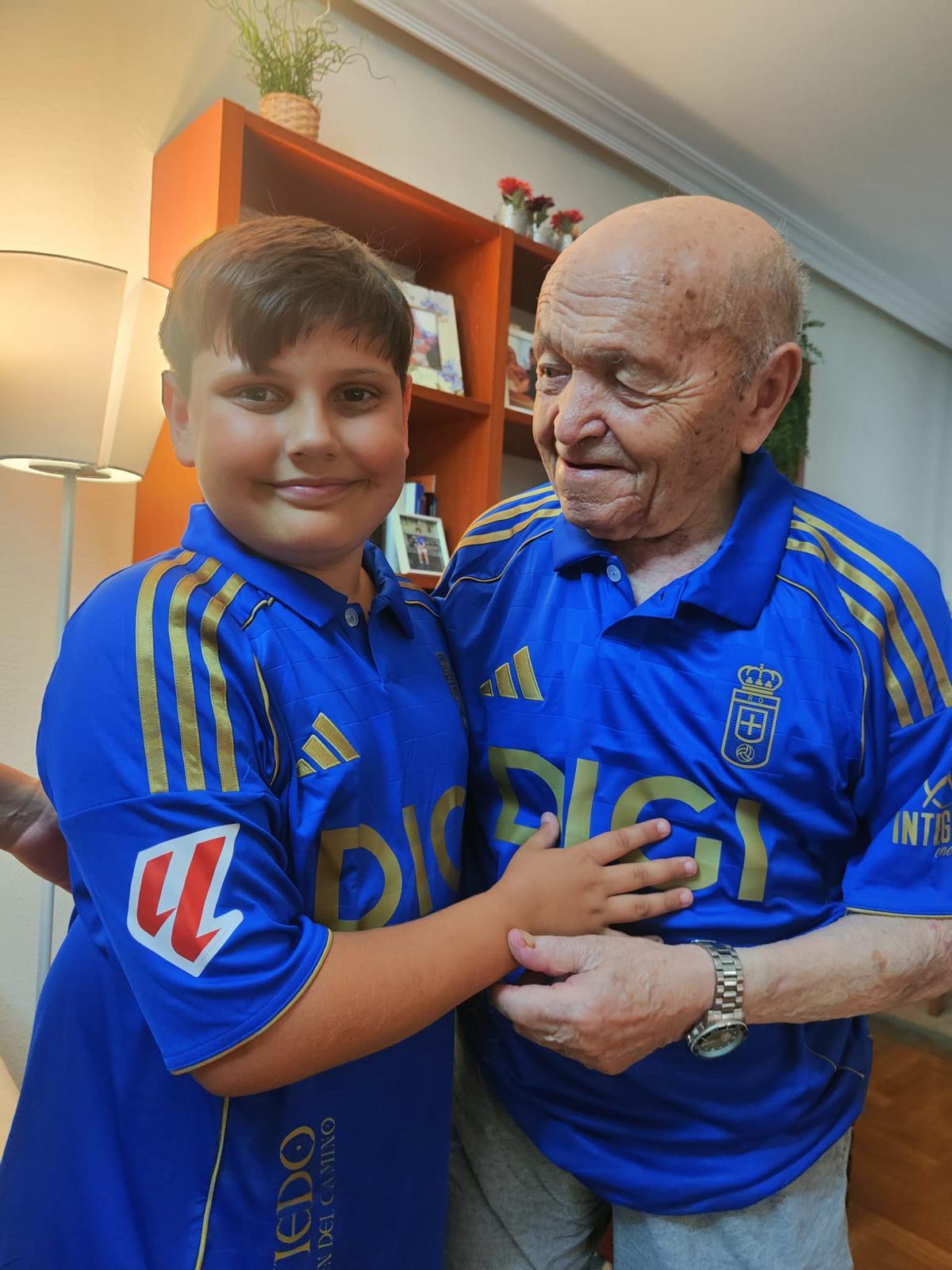 José Antonio Álvarez "Josín" y su sobrino nieto Diego, de 11 años, al que hizo socio cuando nació.