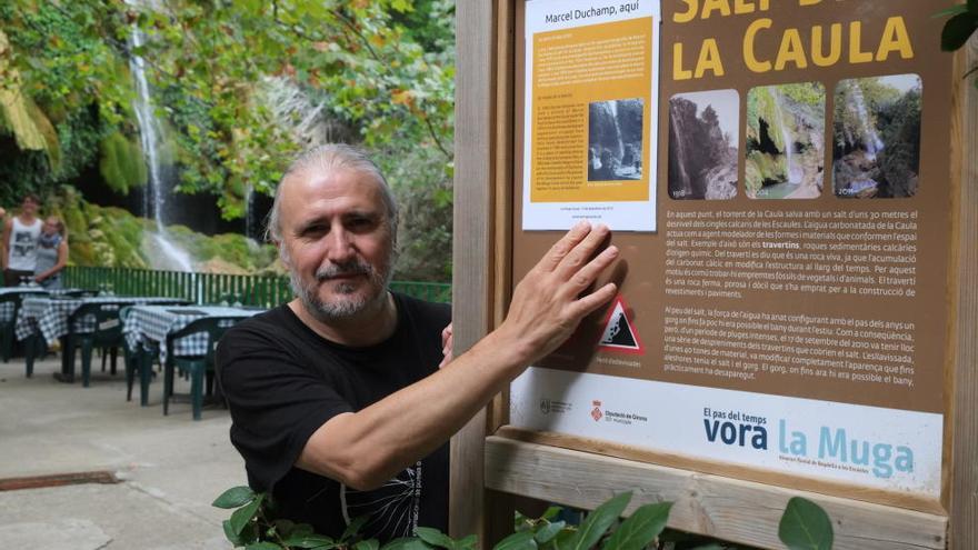 El director de la trobada, amb la placa d&#039;homenatge a Duchamp