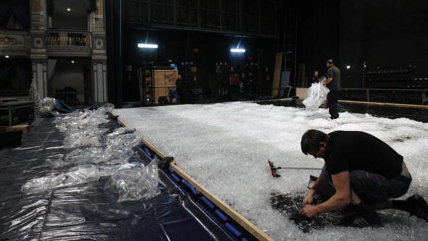 Los operarios prepararon ayer el escenario del Teatro Cervantes para acoger la obra «El cascanueces sobre hielo».