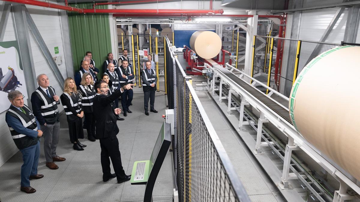 Ramón Alejandro, presidente de Saica, junto al mandatario aragonés, Jorge Azcón, y otras autoridades, en la visita al nuevo almacén automatizado de la compañía en El Burgo de Ebro.