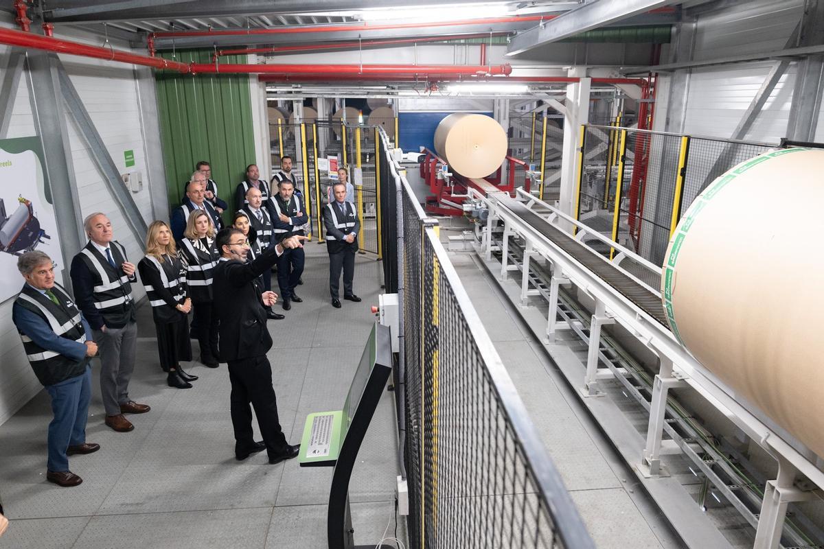 Ramón Alejandro, presidente de Saica, junto al mandatario aragonés, Jorge Azcón, y otras autoridades, en la visita al nuevo almacén automatizado de la compañía en El Burgo de Ebro.