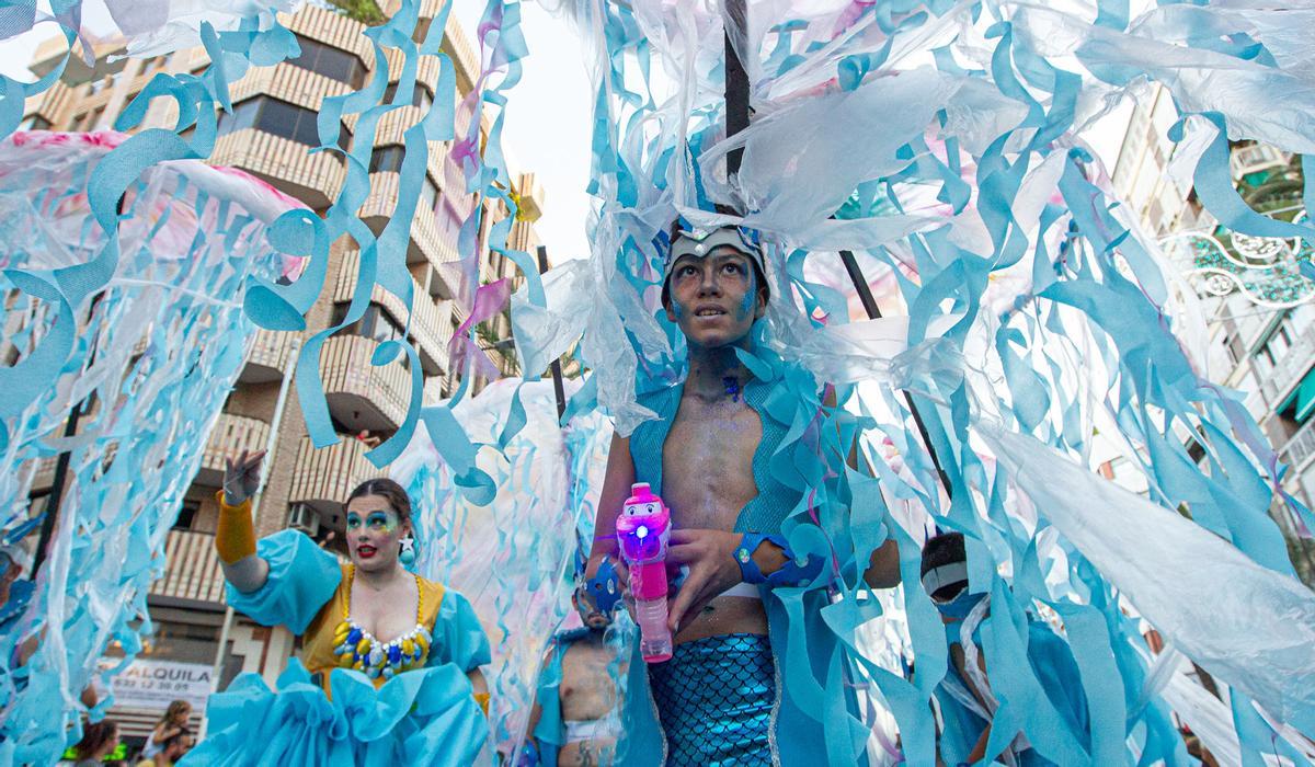 HOGUERAS 2022 | Desfile del Ninot en las calles de Alicante