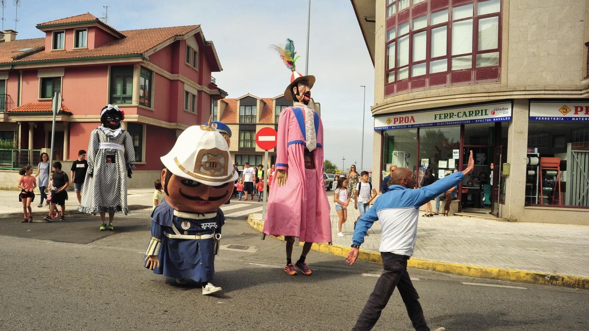 Gigantes y cabezudos desfilando por las calles de Vilagarcía durante una edición pasada.