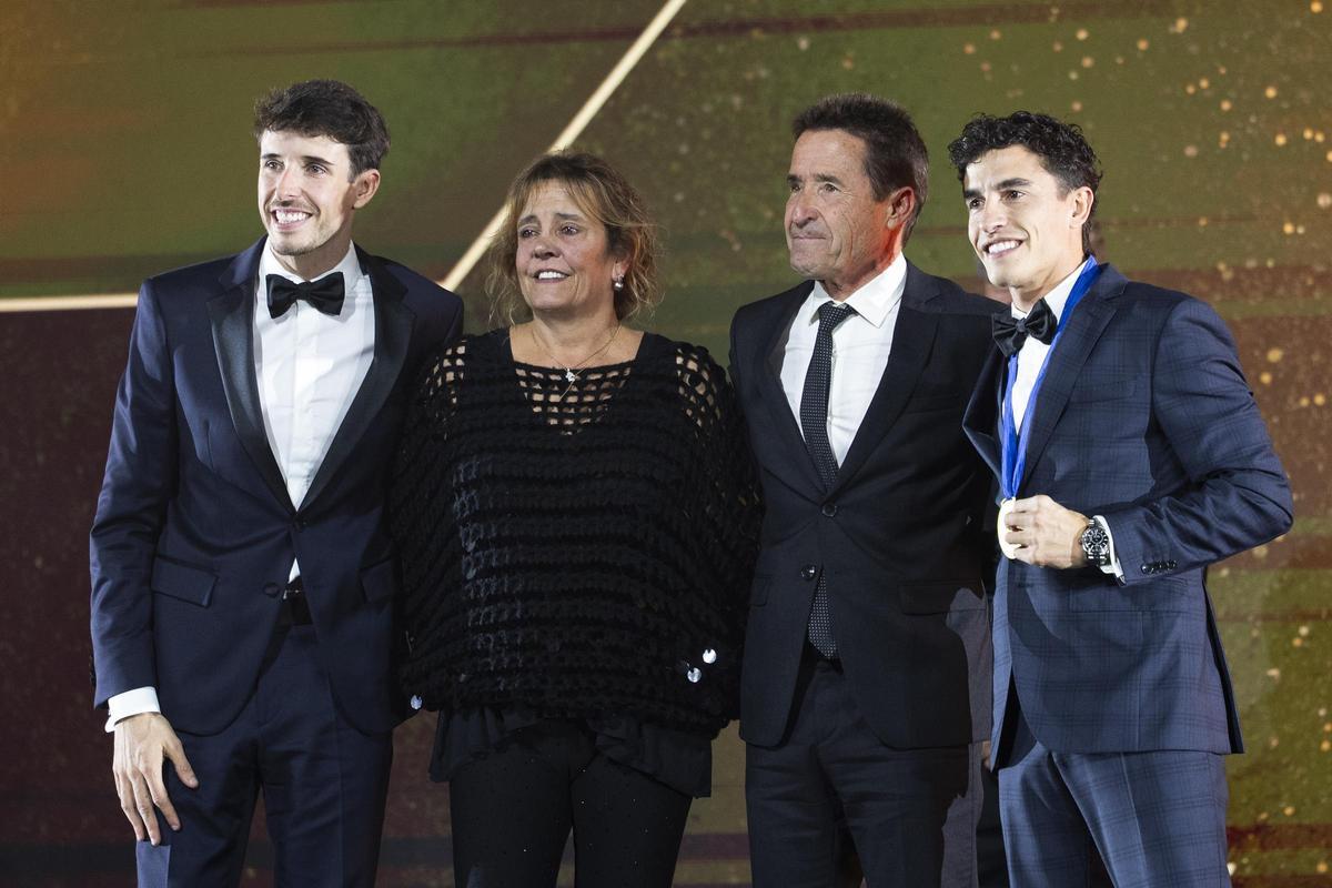 Àlex Márquez, Roser Alentà, Juliá Márquez y Marc, anoche, en la gala de cierre del Mundial.