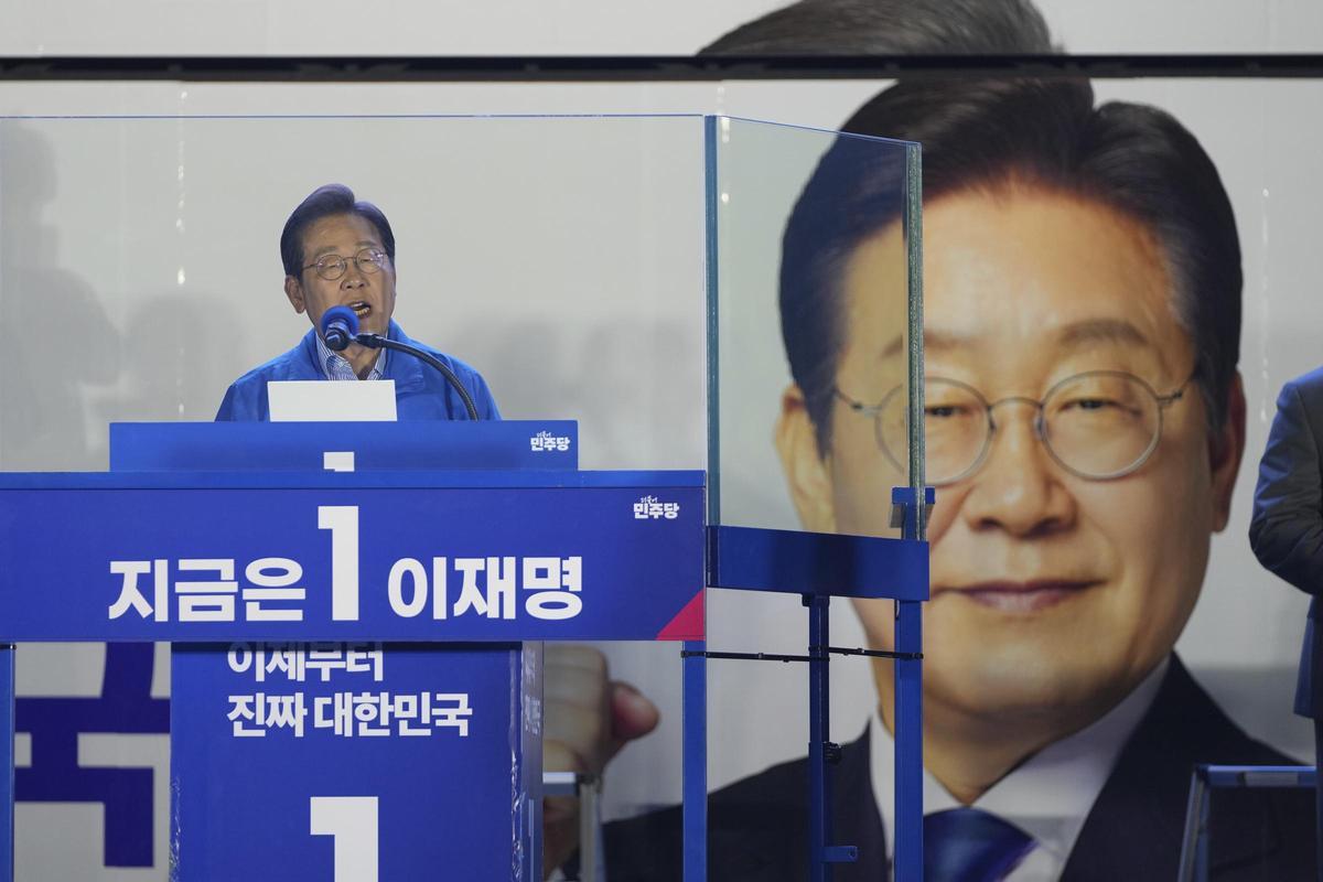 Lee Jae-myung, detrás de un cristal antibalas, durante un acto de la campaña.