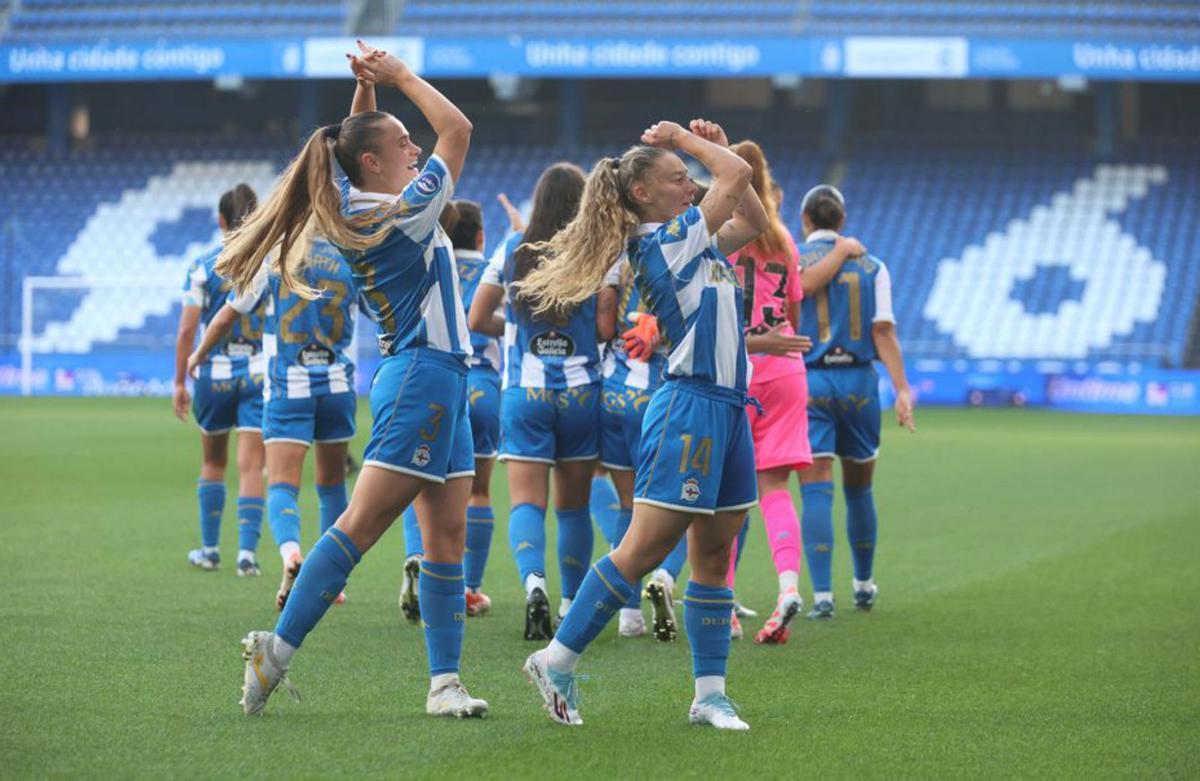 Vera y Ainhoa celebrando un gol en Riazor |  Iago López