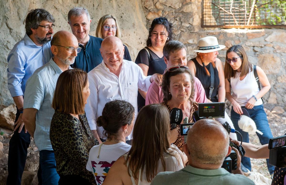 Los responsables de la diputación y el Ayuntamiento de Oliva, en la visita a la Cova Foradada.