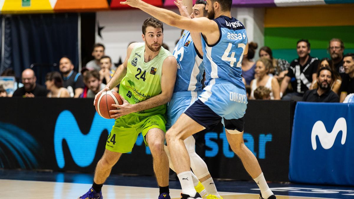 Sean McDonnell, con el balón en sus manos, durante un partido de la temporada pasada