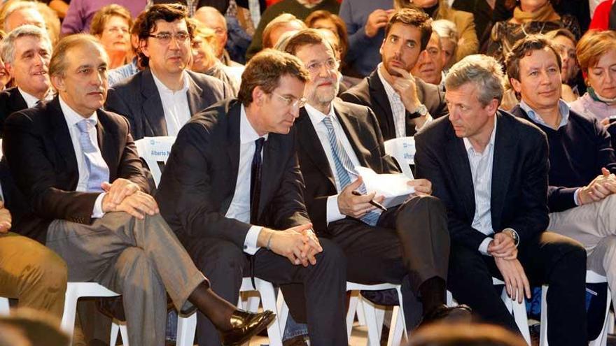 Núñez Feijóo y Mariano Rajoy durante un Congreso del PP.