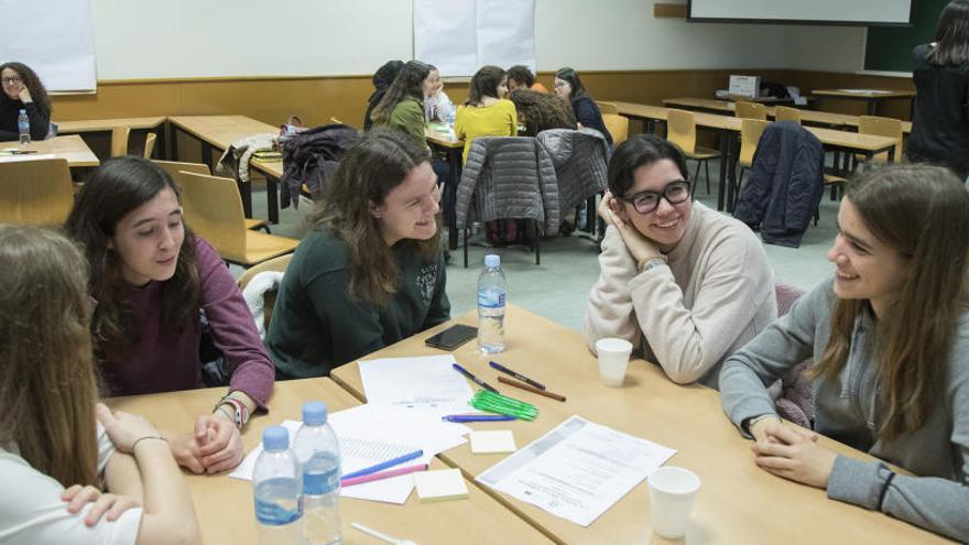 Estudiantes de un proyecto destinado a promocionar la presencia de mujeres en carreras de Ciencias.