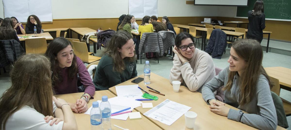 Estudiantes de un proyecto destinado a promocionar la presencia de mujeres en carreras de Ciencias.