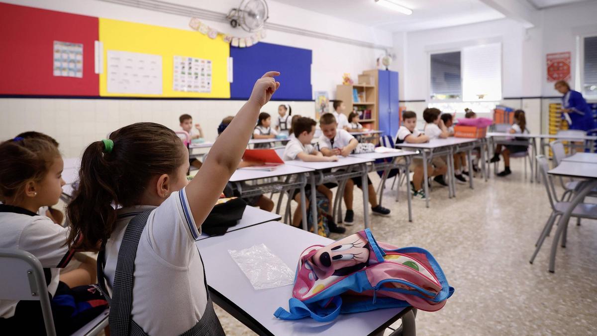 Una alumna en el primer día del curso en Infantil y Primaria.